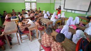 Sekolahnya Hancur, Siswa di Agam Menumpang Belajar ke SD Lain