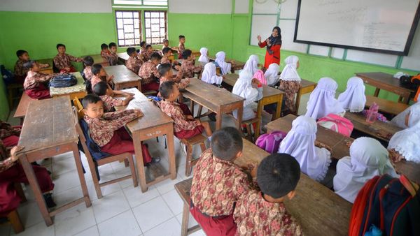 Sekolahnya Hancur, Siswa di Agam Menumpang Belajar ke SD Lain