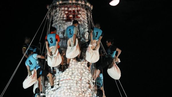 Serunya Festival Chueng Chau, Rebutan Roti di Menara 18 Meter