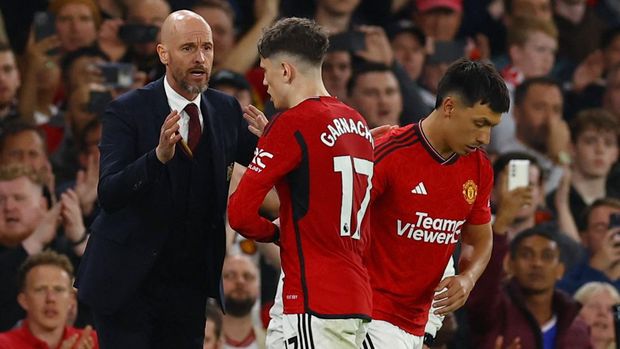 Soccer Football - Premier League - Manchester United v Newcastle United - Old Trafford, Manchester, Britain - May 15, 2024 Manchester United's Lisandro Martinez comes on as a substitute to replace Alejandro Garnacho as manager Erik ten Hag looks on REUTERS/Molly Darlington.
