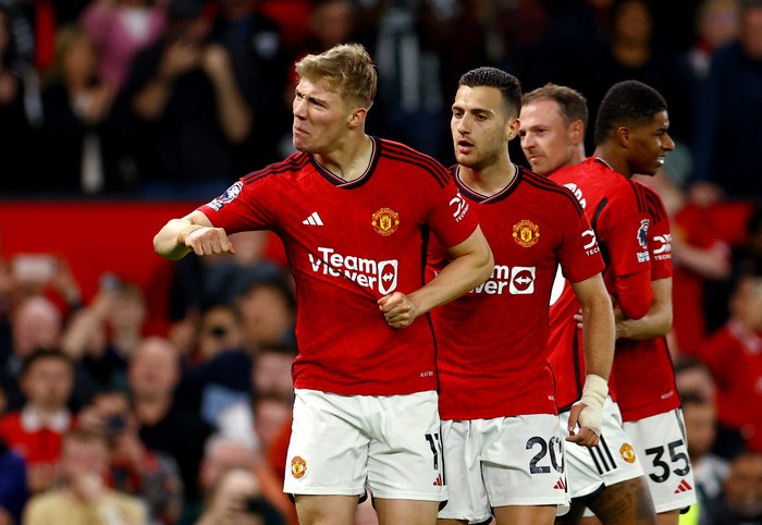 Soccer Football - Premier League - Manchester United v Newcastle United - Old Trafford, Manchester, Britain - May 15, 2024 Manchester Uniteds Rasmus Hojlund celebrates scoring their third goal with Diogo Dalot REUTERS/Molly Darlington EDITORIAL USE ONLY. NO USE WITH UNAUTHORIZED AUDIO, VIDEO, DATA, FIXTURE LISTS, CLUB/LEAGUE LOGOS OR LIVE SERVICES. ONLINE IN-MATCH USE LIMITED TO 120 IMAGES, NO VIDEO EMULATION. NO USE IN BETTING, GAMES OR SINGLE CLUB/LEAGUE/PLAYER PUBLICATIONS. PLEASE CONTACT YOUR ACCOUNT REPRESENTATIVE FOR FURTHER DETAILS..