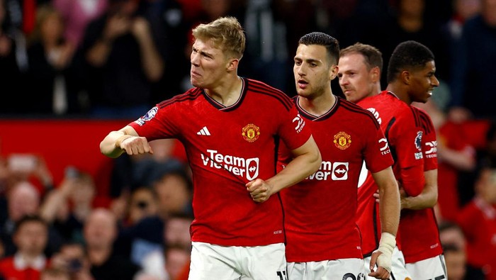 Soccer Football - Premier League - Manchester United v Newcastle United - Old Trafford, Manchester, Britain - May 15, 2024 Manchester Uniteds Rasmus Hojlund celebrates scoring their third goal with Diogo Dalot REUTERS/Molly Darlington EDITORIAL USE ONLY. NO USE WITH UNAUTHORIZED AUDIO, VIDEO, DATA, FIXTURE LISTS, CLUB/LEAGUE LOGOS OR LIVE SERVICES. ONLINE IN-MATCH USE LIMITED TO 120 IMAGES, NO VIDEO EMULATION. NO USE IN BETTING, GAMES OR SINGLE CLUB/LEAGUE/PLAYER PUBLICATIONS. PLEASE CONTACT YOUR ACCOUNT REPRESENTATIVE FOR FURTHER DETAILS..