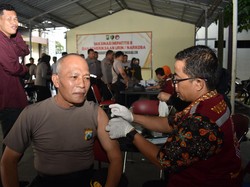 Anggota Polres Trenggalek Divaksin Hepatitis B dan Dites Urine