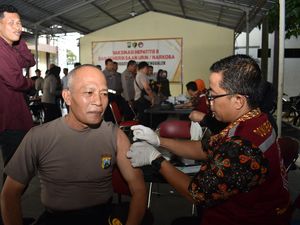Anggota Polres Trenggalek Divaksin Hepatitis B dan Dites Urine Anggota Polres Trenggalek Divaksin Hepatitis B dan Dites Urine