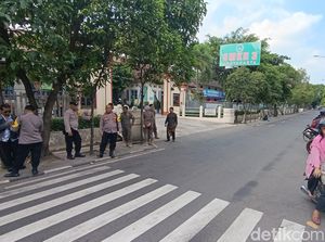 Tak Cuma Sulut Petasan, Gerombolan Bermotor Lempar Botol Miras ke SMKN 3 Jogja Tak Cuma Sulut Petasan, Gerombolan Bermotor Lempar Botol Miras ke SMKN 3 Jogja