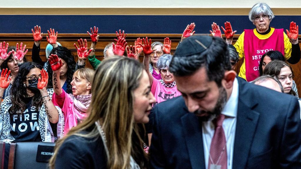 Tangan-tangan Merah Iringi Sidang soal Demo Bela Palestina di Kampus AS Tangan-tangan Merah Iringi Sidang soal Demo Bela Palestina di Kampus AS