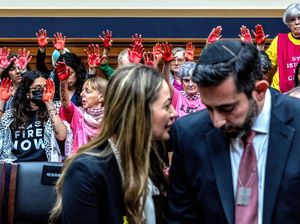 Tangan-tangan Merah Iringi Sidang soal Demo Bela Palestina di Kampus AS