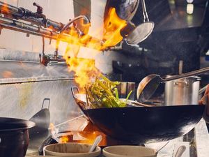 Teknik Flambe Bisa Dibuat Halal Tanpa Alkohol, Ini Caranya! Teknik Flambe Bisa Dibuat Halal Tanpa Alkohol, Ini Caranya!