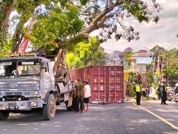 Tabrak Batang Pohon, Truk Kontainer-Pikap Terguling di Tabanan