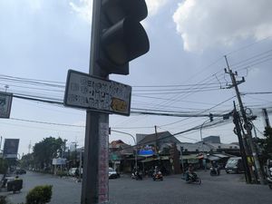 Rambu Lalu Lintas di Gresik Kena Vandalisme, Banyak Pengendara Kecele Rambu Lalu Lintas di Gresik Kena Vandalisme, Banyak Pengendara Kecele