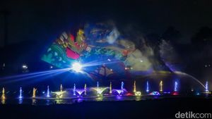 Warna-warni Dancing Fountain Tirta Cerita TMII