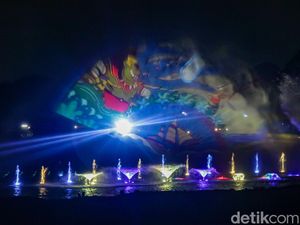 Warna-warni Dancing Fountain Tirta Cerita TMII Warna-warni Dancing Fountain Tirta Cerita TMII