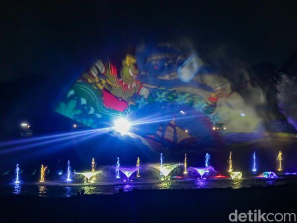 Warna-warni Dancing Fountain Tirta Cerita TMII