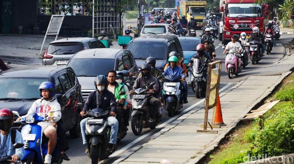 Ada Peninggian Jalan di Maruga, Lalin Depan Pemkot Tangsel Macet
