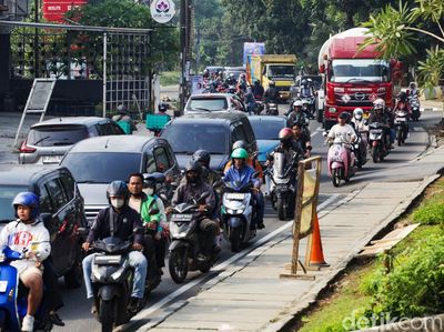 Ada Peninggian Jalan di Maruga, Lalin Depan Pemkot Tangsel Macet
