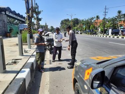 Samapta Delta Peduli, Patroli Polisi Sidoarjo Sambil Berbagi Makanan