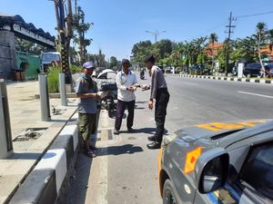 Samapta Delta Peduli, Patroli Polisi Sidoarjo Sambil Berbagi Makanan Samapta Delta Peduli, Patroli Polisi Sidoarjo Sambil Berbagi Makanan