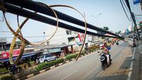 Awas! Ada Kabel Menjuntai Sejajar Kepala di Pamulang Tangsel