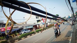 Awas! Ada Kabel Menjuntai Sejajar Kepala di Pamulang Tangsel