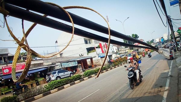 Awas! Ada Kabel Menjuntai Sejajar Kepala di Pamulang Tangsel