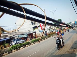 Awas! Ada Kabel Menjuntai Sejajar Kepala di Pamulang Tangsel Awas! Ada Kabel Menjuntai Sejajar Kepala di Pamulang Tangsel