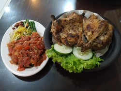 Pedas Nendang! 5 Ayam Taliwang yang Enak Buat Makan Siang