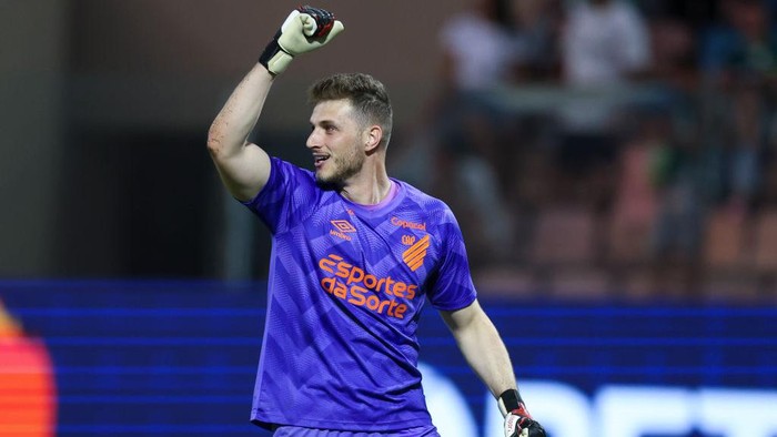 BARUERI, BRAZIL - MAY 12: Bento, goalkeeper of Athletico Paranaense celebrates after winning during a match between Palmeiras and Atletico Paranaense as part of Brasileirao Series A 2024 at Arena Barueri on May 12, 2024 in Barueri, Brazil. (Photo by Alexandre Schneider/Getty Images)