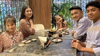 Betrand Peto Kompak Kulineran Bareng Keluarga, Momennya Manis!