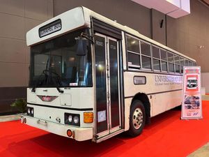 Dua Bus Klasik Sumber Alam Mejeng di Busworld Southeast Asia 2024 Dua Bus Klasik Sumber Alam Mejeng di Busworld Southeast Asia 2024