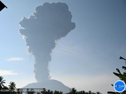 Gunung Ibu di Malut Erupsi Pagi Ini, Tinggi Kolom Abu Capai 800 Meter