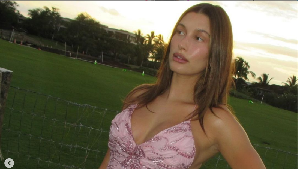 6 Foto Hailey Bieber Pamer Baby Bump, Pakai Crop Top Kupu-kupu