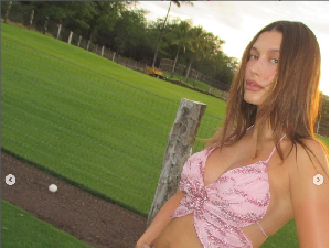 Baby Bump Hailey Bieber yang Diduga Sudah 6 Bulan