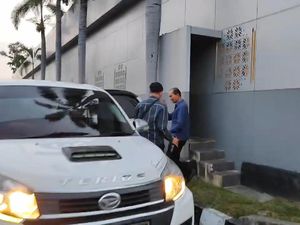 Diperiksa 7 Jam, Harnojoyo Keluar dari Pintu Samping Hindari Awak Media Diperiksa 7 Jam, Harnojoyo Keluar dari Pintu Samping Hindari Awak Media