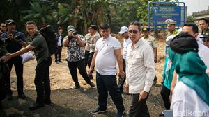 Heru Budi Tinjau Lahan untuk Normalisasi Ciliwung di Rawajati