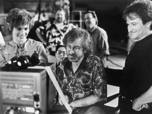 Steven Spielberg yang Tak Akan Ajak Julia Roberts Syuting Lagi Steven Spielberg yang Tak Akan Ajak Julia Roberts Syuting Lagi