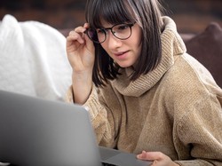 Pilihan Frame Kacamata dengan Efek Facelift, Bikin Wajah Terlihat Muda