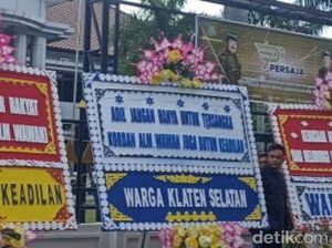 Kasus Duel Gembala Bebek Tak Kunjung Usai, Warga Kirim Karangan Bunga ke Kajari Kasus Duel Gembala Bebek Tak Kunjung Usai, Warga Kirim Karangan Bunga ke Kajari
