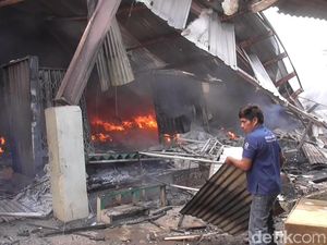 5 Fakta Kebakaran Pasar Karangkobar Banjarnegara, 1 Petugas Damkar Luka 5 Fakta Kebakaran Pasar Karangkobar Banjarnegara, 1 Petugas Damkar Luka