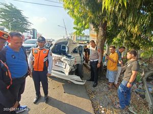 Palang Perlintasan Terlambat Turun, 1 Mobil Tertabrak KA di Semarang Palang Perlintasan Terlambat Turun, 1 Mobil Tertabrak KA di Semarang