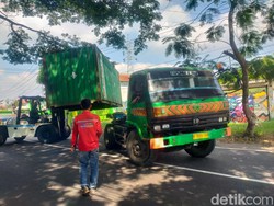 Kontainer Terjatuh gegara Tersangkut Dahan Bikin Macet Jalur Kediri-Blitar