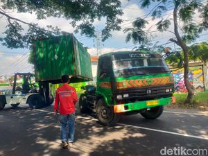 Kontainer Terjatuh gegara Tersangkut Dahan Bikin Macet Jalur Kediri-Blitar Kontainer Terjatuh gegara Tersangkut Dahan Bikin Macet Jalur Kediri-Blitar