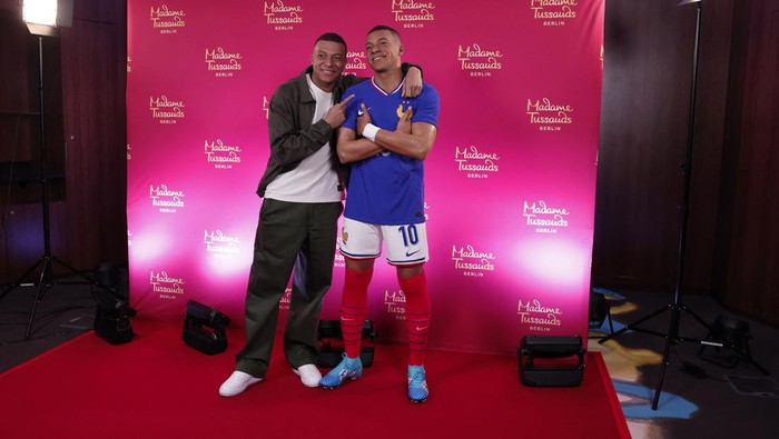 Soccer Football - Kylian Mbappe Wax Statue Unveiling - Molitor Hotel, Paris, France - May 16, 2024 Frances Kylian Mbappe poses with his new wax statue REUTERS/Gonzalo Fuentes