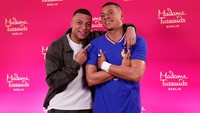 Sedemikian miripnya patung itu dengan yang asli, Mbappe juga berkelakar, (patung) ini malah lebih Kylian dibandingkan diriku. Foto: REUTERS/Gonzalo Fuentes