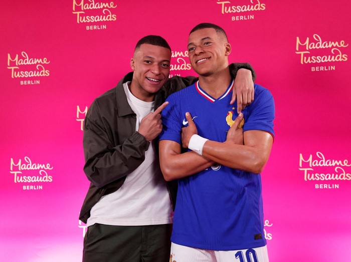 Soccer Football - Kylian Mbappe Wax Statue Unveiling - Molitor Hotel, Paris, France - May 16, 2024 France's Kylian Mbappe poses with his new wax statue REUTERS/Gonzalo Fuentes     TPX IMAGES OF THE DAY