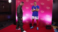 Mbappe juga sempat berkelakar patung lilin itu lebih tinggi dari dirinya. Rupanya karena faktor sepatu bola saja sih. Foto: REUTERS/Gonzalo Fuentes