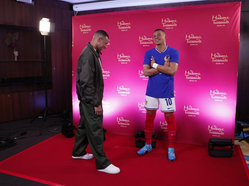 Soccer Football - Kylian Mbappe Wax Statue Unveiling - Molitor Hotel, Paris, France - May 16, 2024 France's Kylian Mbappe with his new wax statue REUTERS/Gonzalo Fuentes