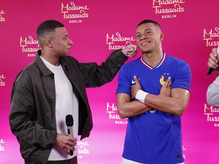 Soccer Football - Kylian Mbappe Wax Statue Unveiling - Molitor Hotel, Paris, France - May 16, 2024 France's Kylian Mbappe with his new wax statue REUTERS/Gonzalo Fuentes