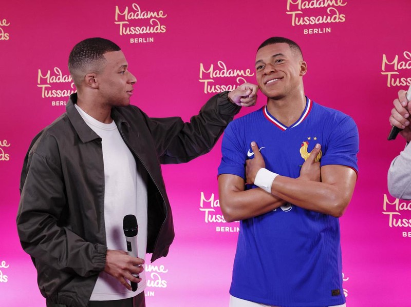Soccer Football - Kylian Mbappe Wax Statue Unveiling - Molitor Hotel, Paris, France - May 16, 2024 France's Kylian Mbappe with his new wax statue REUTERS/Gonzalo Fuentes