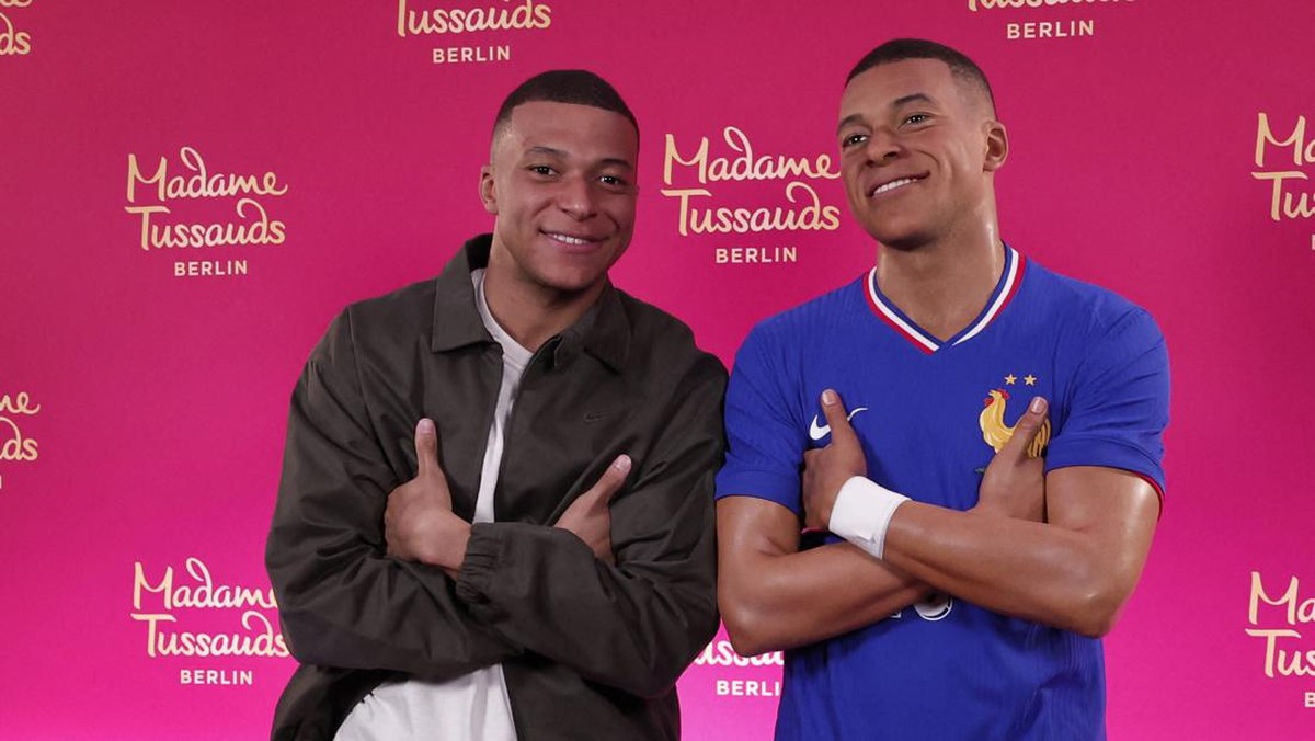 Mbappe dan patung lilinnya. Foto: REUTERS/Gonzalo Fuentes