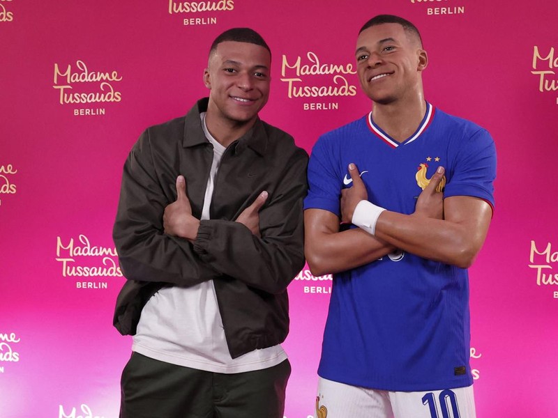 Soccer Football - Kylian Mbappe Wax Statue Unveiling - Molitor Hotel, Paris, France - May 16, 2024 France's Kylian Mbappe poses with his new wax statue REUTERS/Gonzalo Fuentes